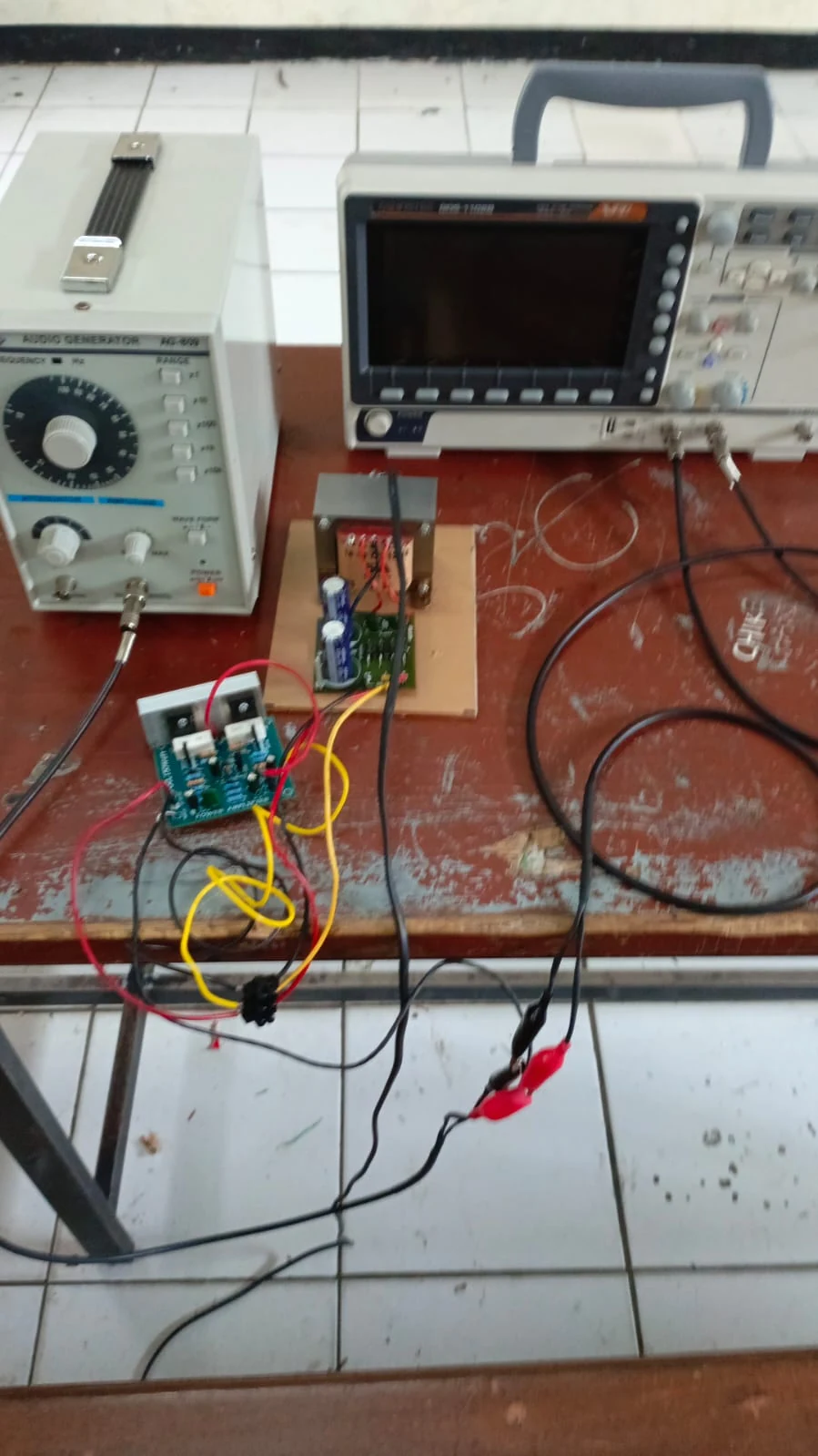 Eksperimen elektronika dengan osiloskop di laboratorium